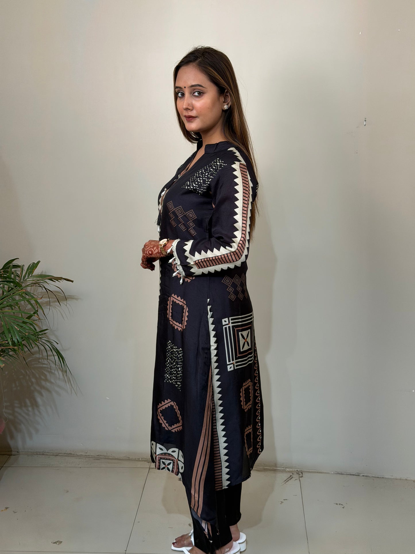 Black Geometric Printed Kurta Set with Straight Pants